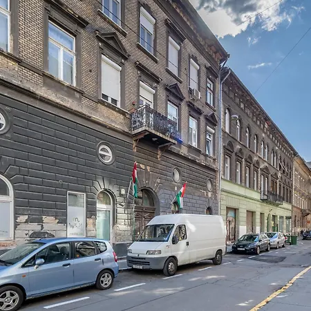 Chic Urban Retreat Bacso Appartement *