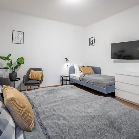 Chic Urban Retreat Bacso شقة